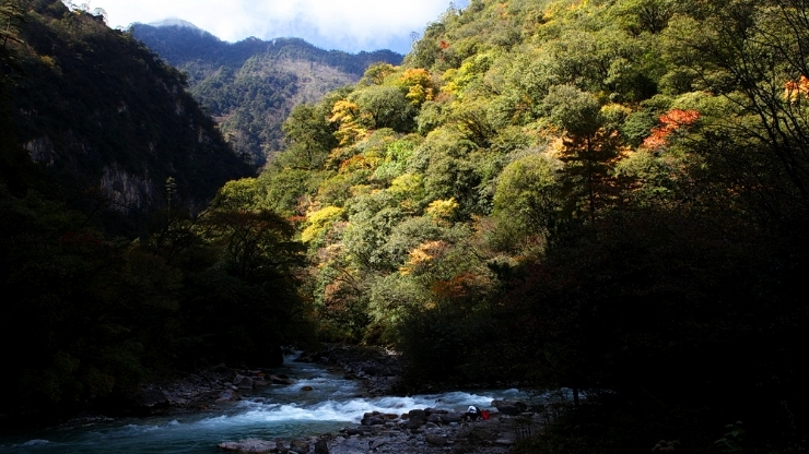 蓝天大山清流彩林东拉山大峡谷深秋美不胜收