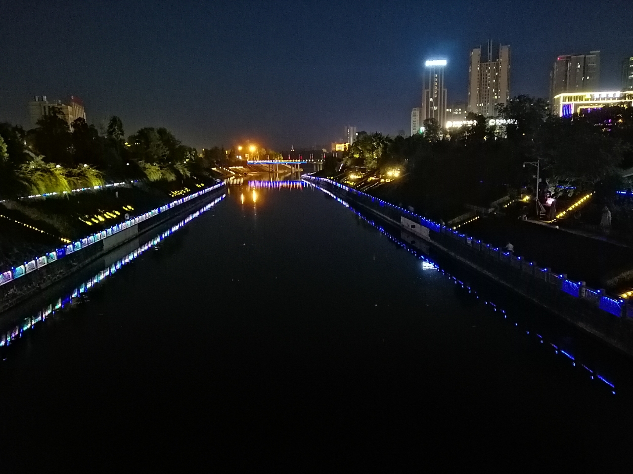 资阳夜晚的九曲河景色美丽而迷人你有晚上来逛过吗