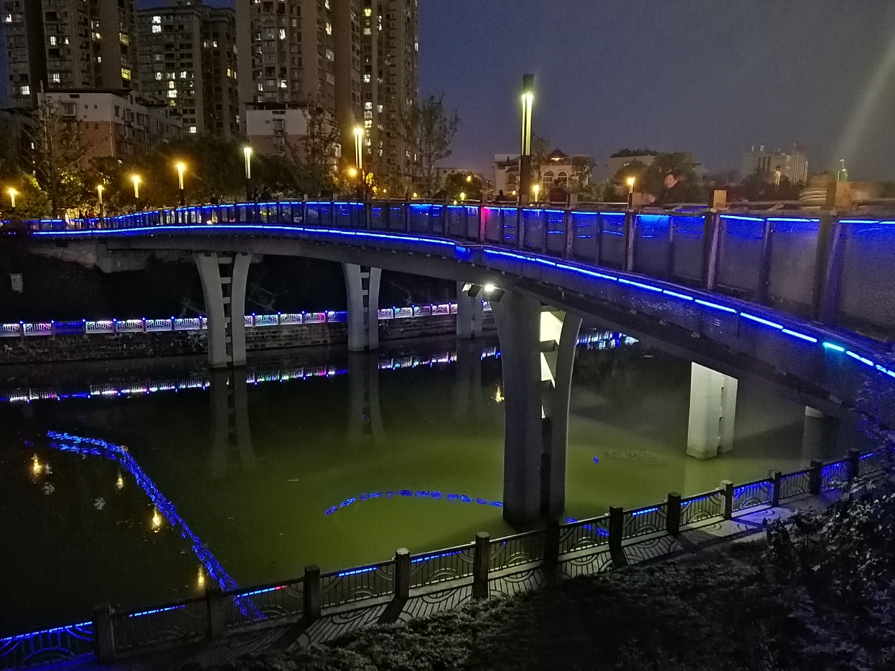 资阳夜晚的九曲河景色美丽而迷人你有晚上来逛过吗