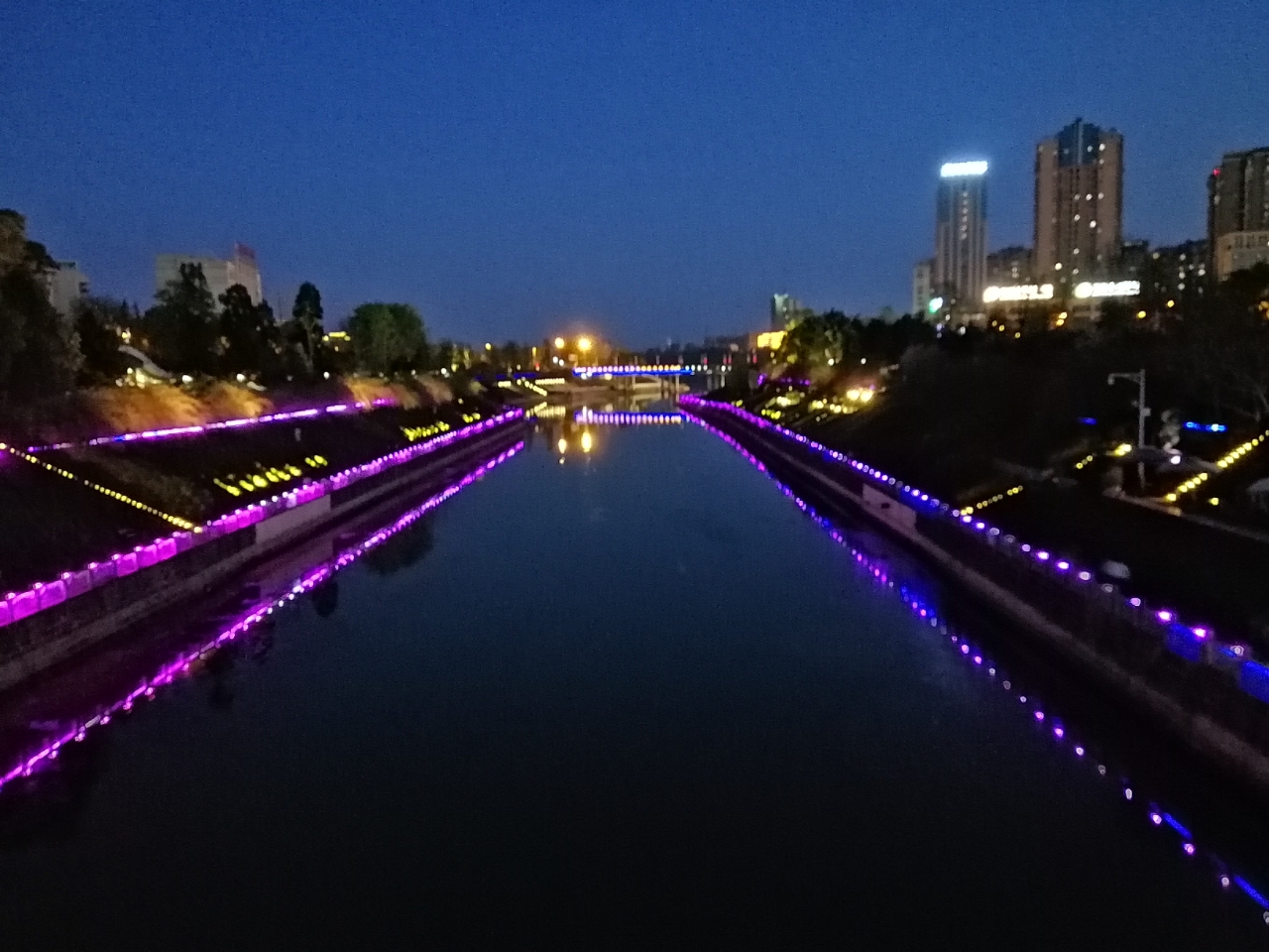 资阳夜晚的九曲河景色美丽而迷人你有晚上来逛过吗