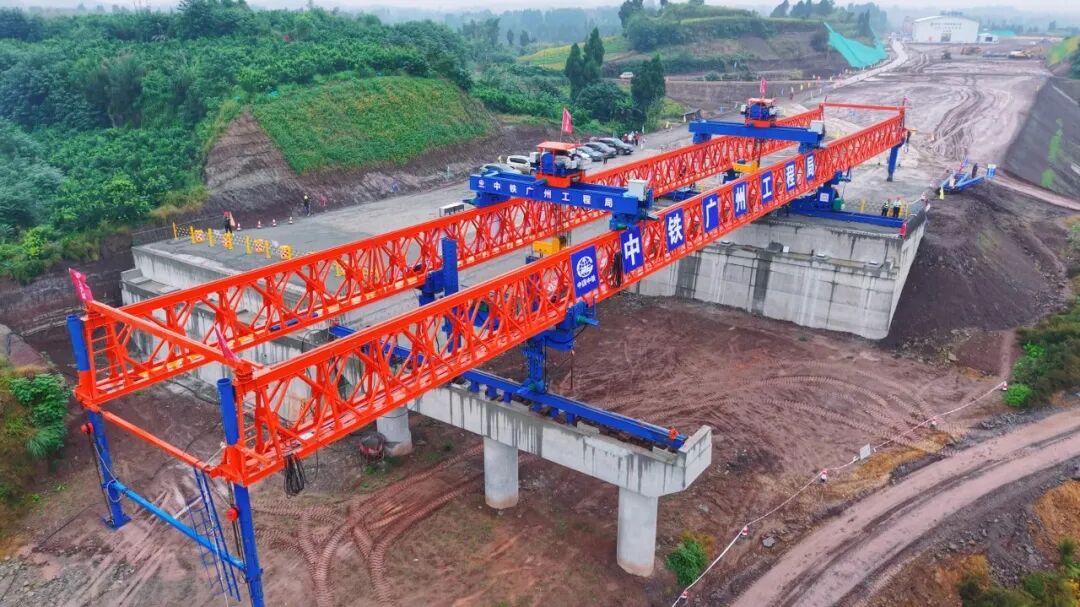 成渝高速公路扩容项目首梁架设成功！
