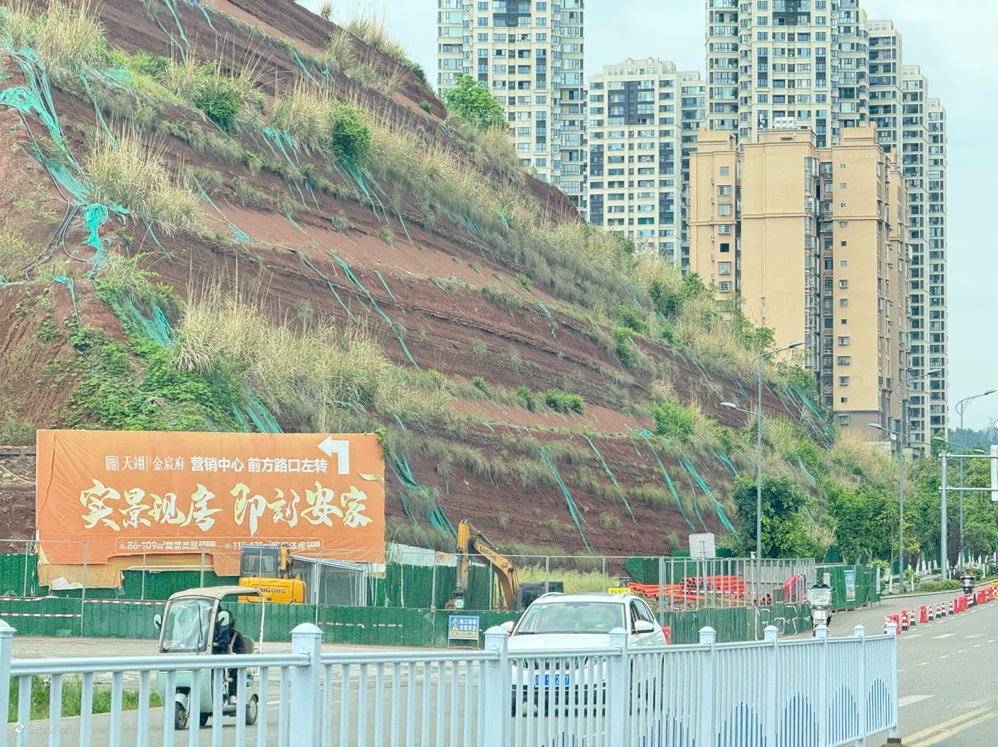 资阳苌弘大道靠三贤路十字路口打围！