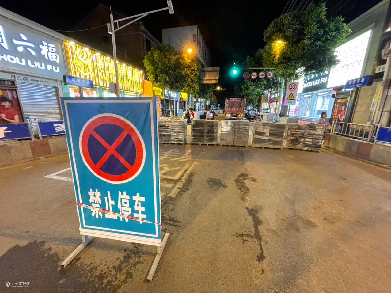资阳下西街深夜封路施工,车辆暂时不能通行!我也不晓得在修什么