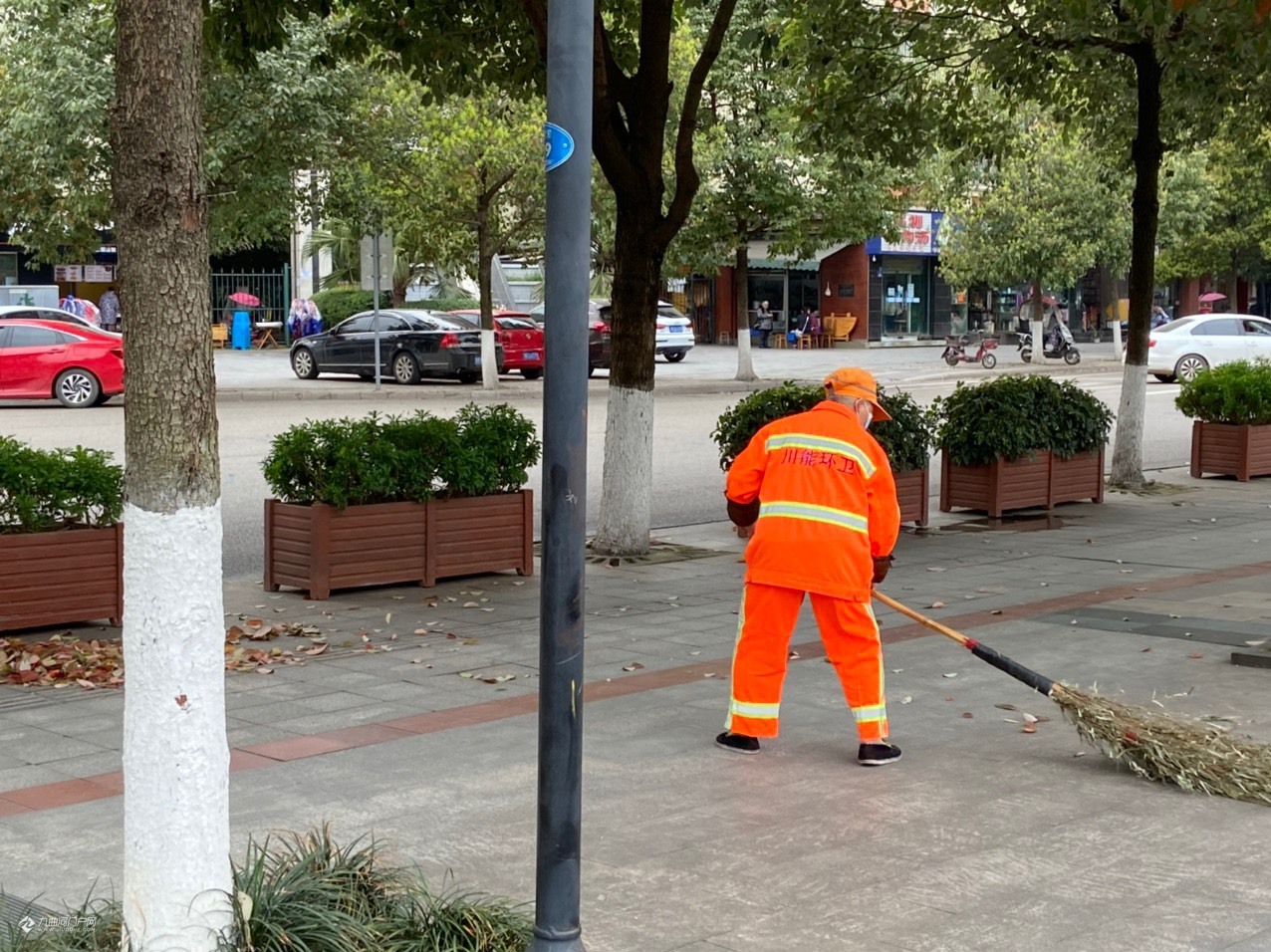 点赞资阳城市"黄玫瑰",扫地,洗垃圾桶,环卫工人还是好辛苦!