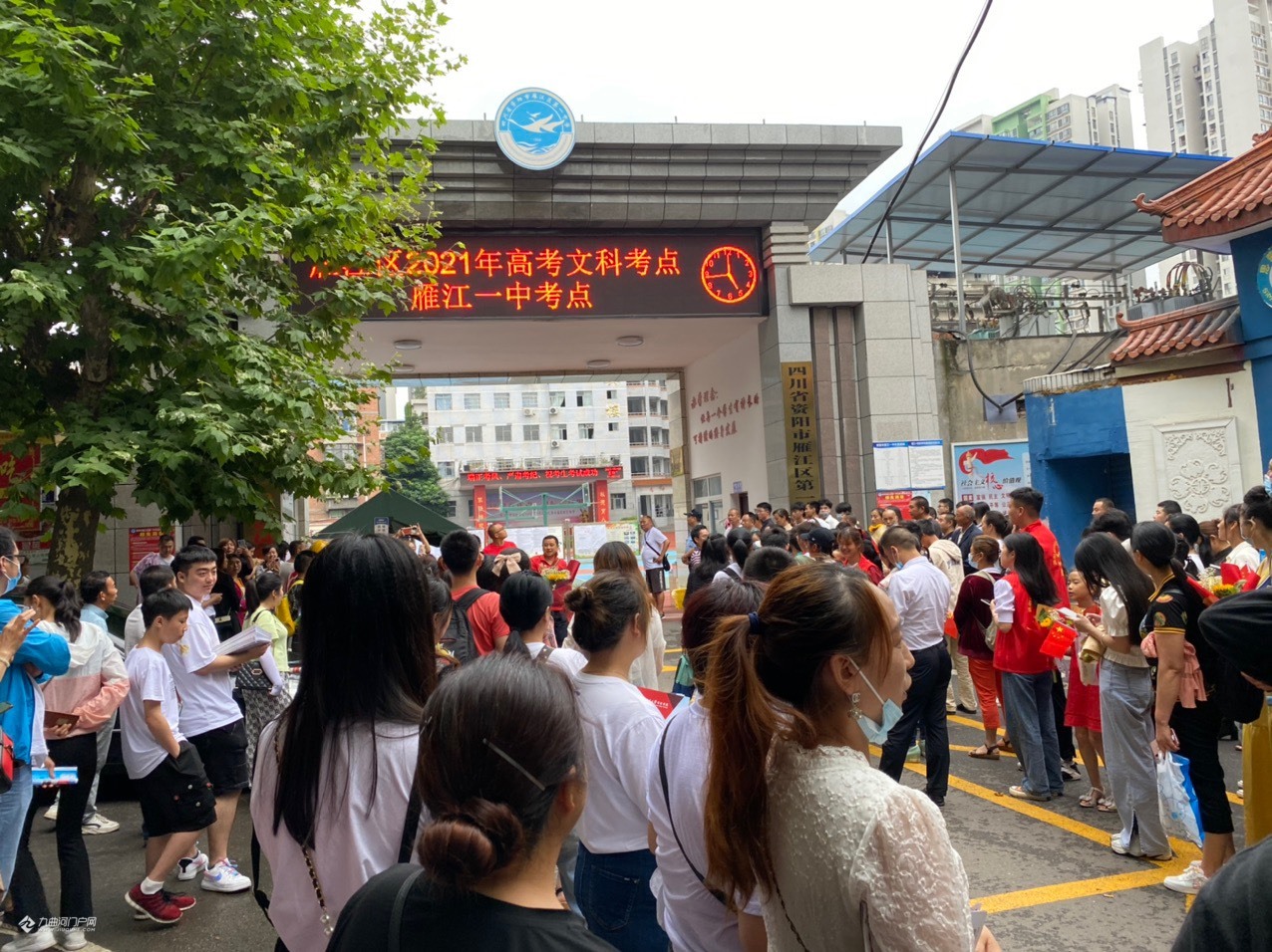 多图高考结束资阳雁江一中好多捧着鲜花的家长给考生们最暖心的应援