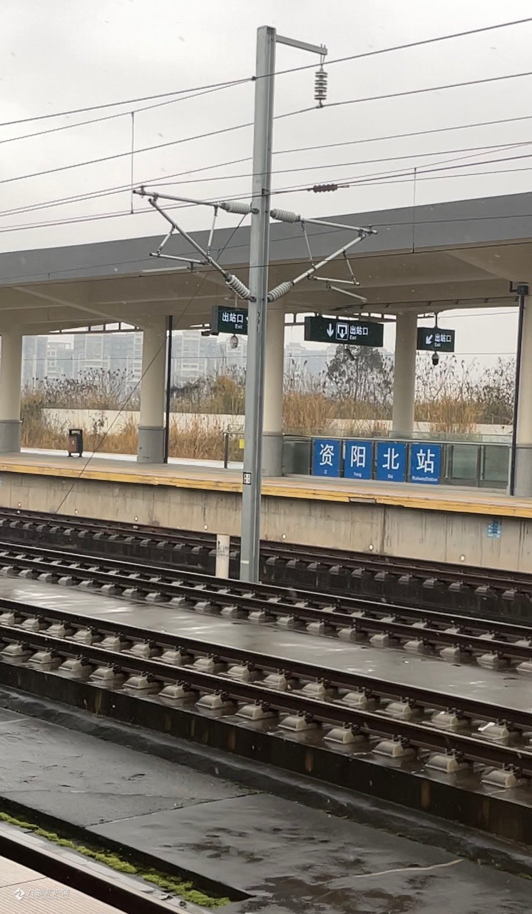 资阳北站这边也看得到雪了,拍了个慢动作感觉看得更清楚!