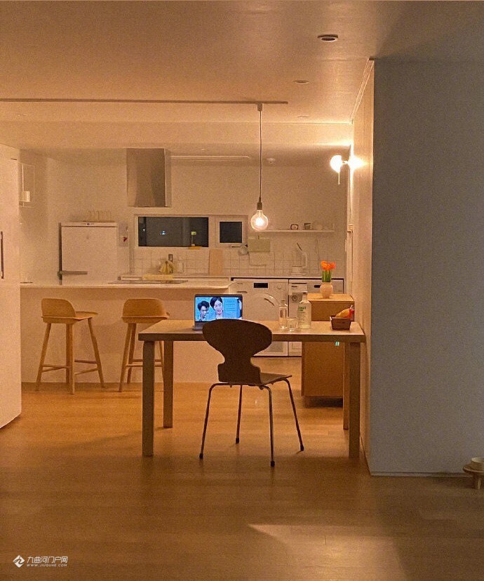 家中昏黄的灯光在寒冷冬日的晚上显得格外温暖