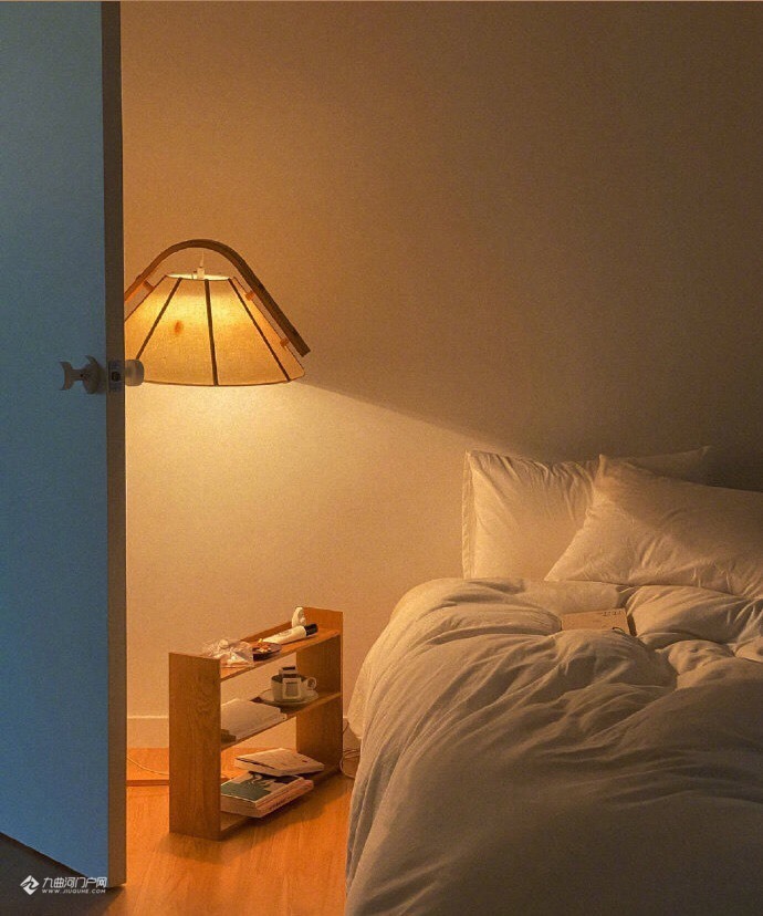 家中昏黄的灯光在寒冷冬日的晚上显得格外温暖