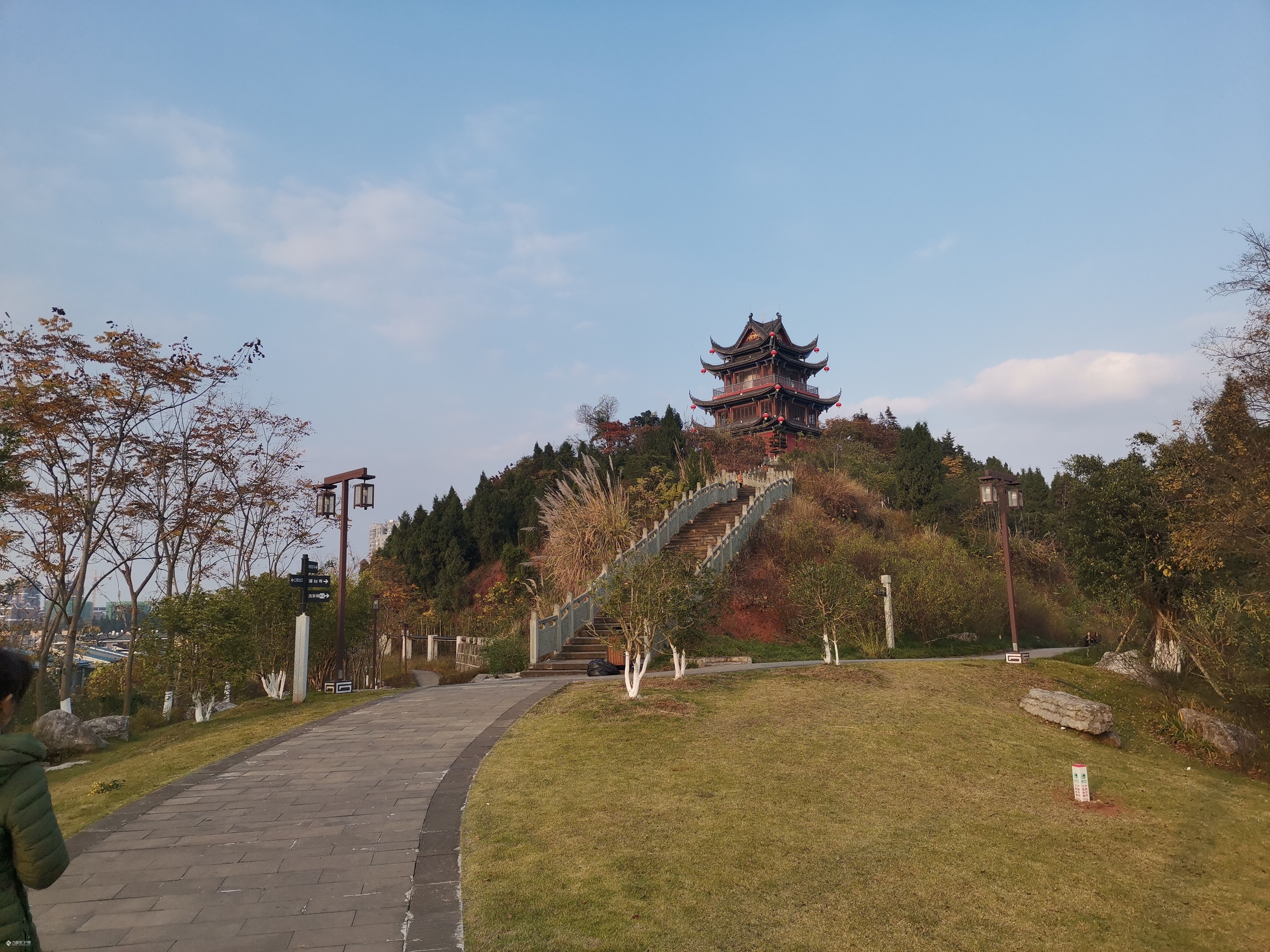 久违了冬日的暖阳,徒步资阳东岳山,一瞥余辉下的老城区!