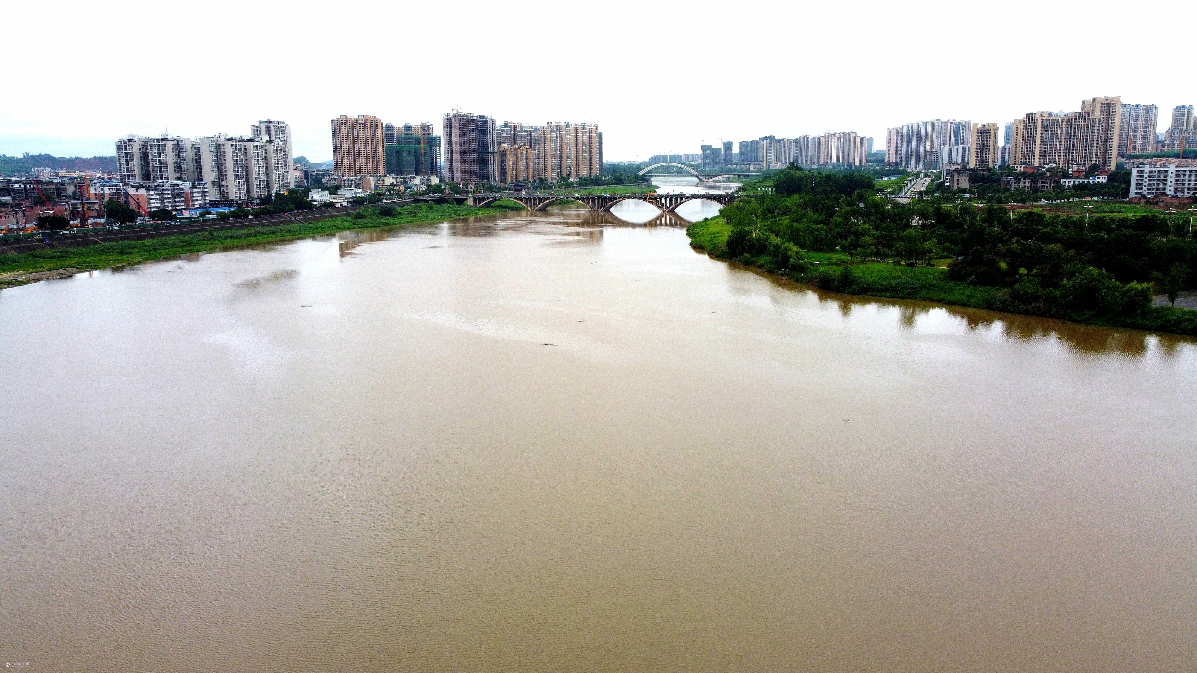 空中航拍資陽經過一夜的暴雨過後九曲河及沱江河水位上漲明顯