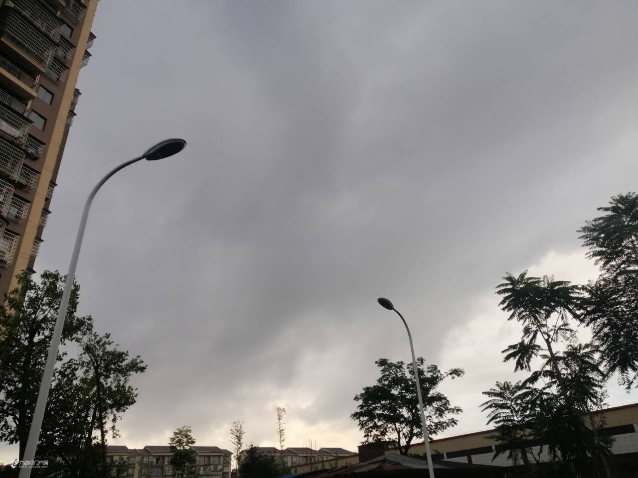 天空中出现黑色的乌云的壮观景象,眼瞅着黑云压城,感觉一场大暴雨势不