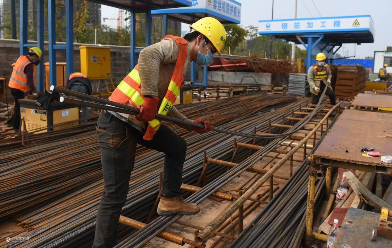 赞节日里的城市建筑工人