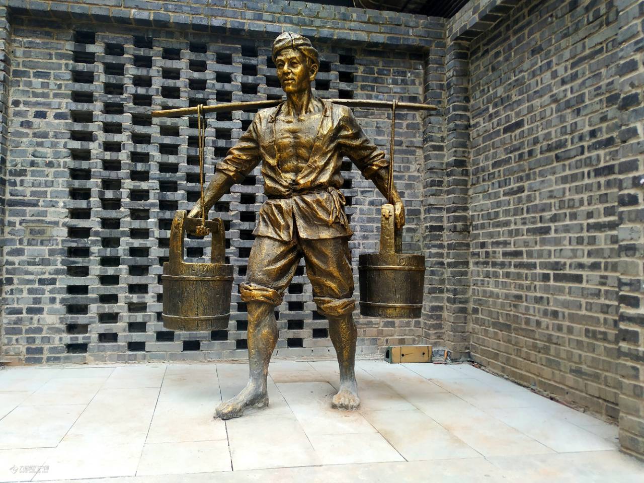 本想去资阳水巷子看看墙绘,结果不知何时增加了一个挑水的铜人雕像!