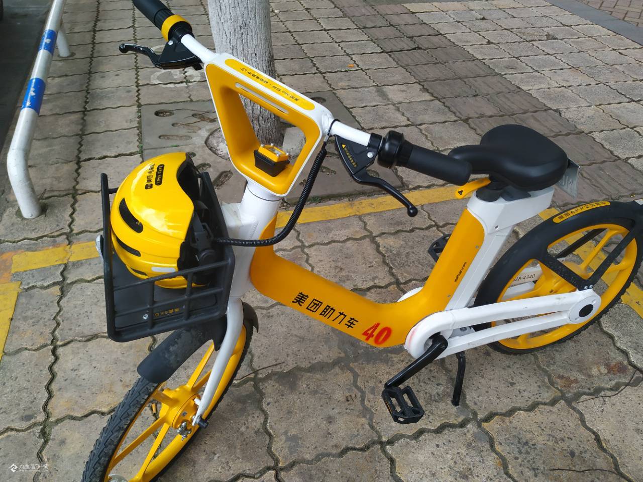 我在资阳四海国际门口发现一辆美团助力车,分享一下我所看到的和骑行