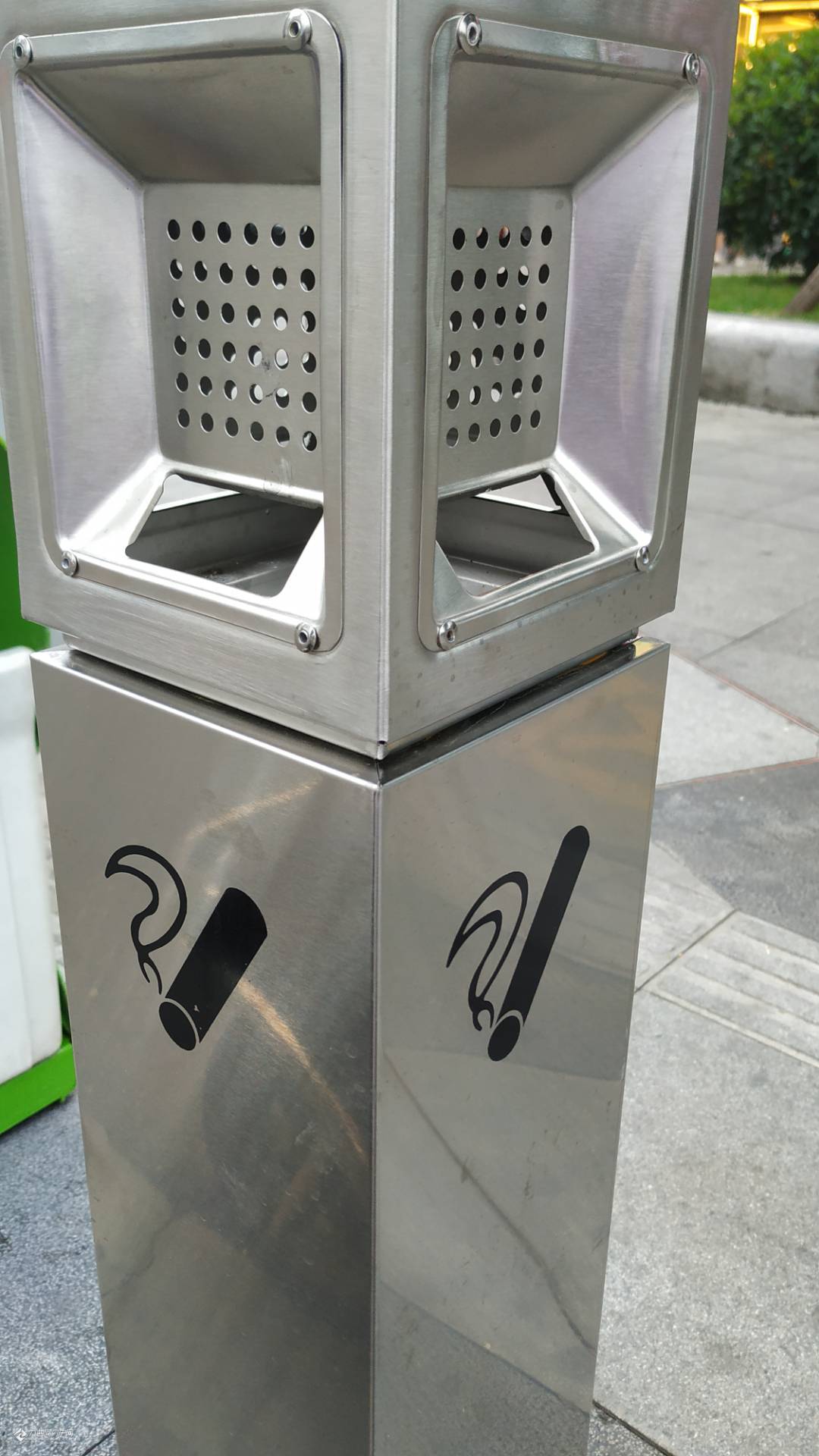 你们发现了没?资阳曼购广场外十字路口增加了不少收集烟头的垃圾桶