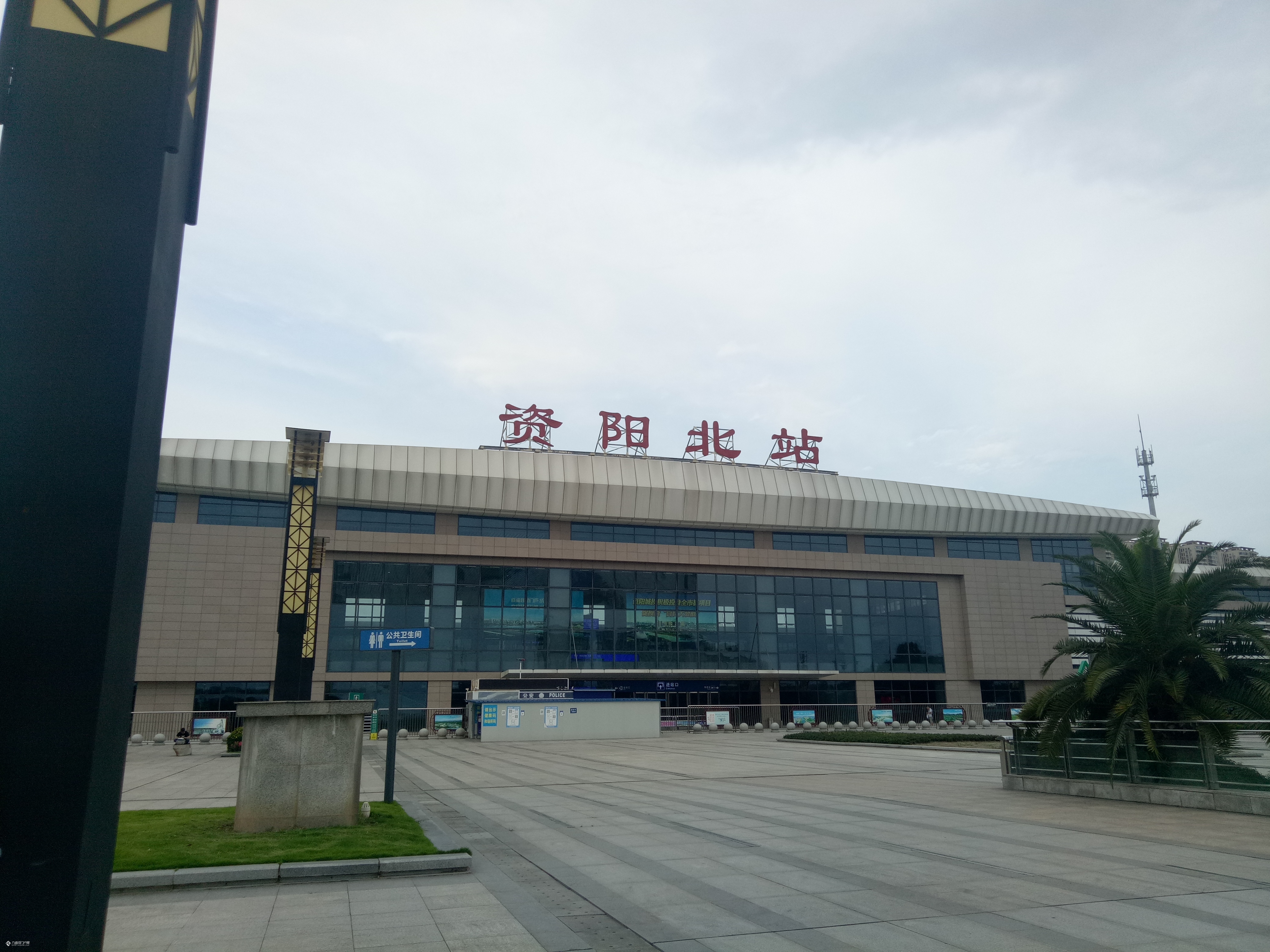 资阳高铁出站口至乘坐公交车的这条路上,路灯都没有一个,什么情况?