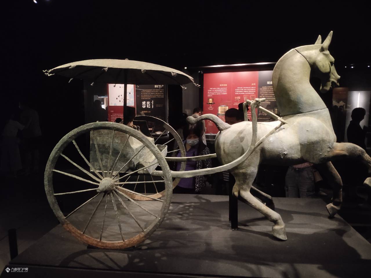 在成都博物馆看到了被誉为中国汉代第一车的资阳铜车马的复制品