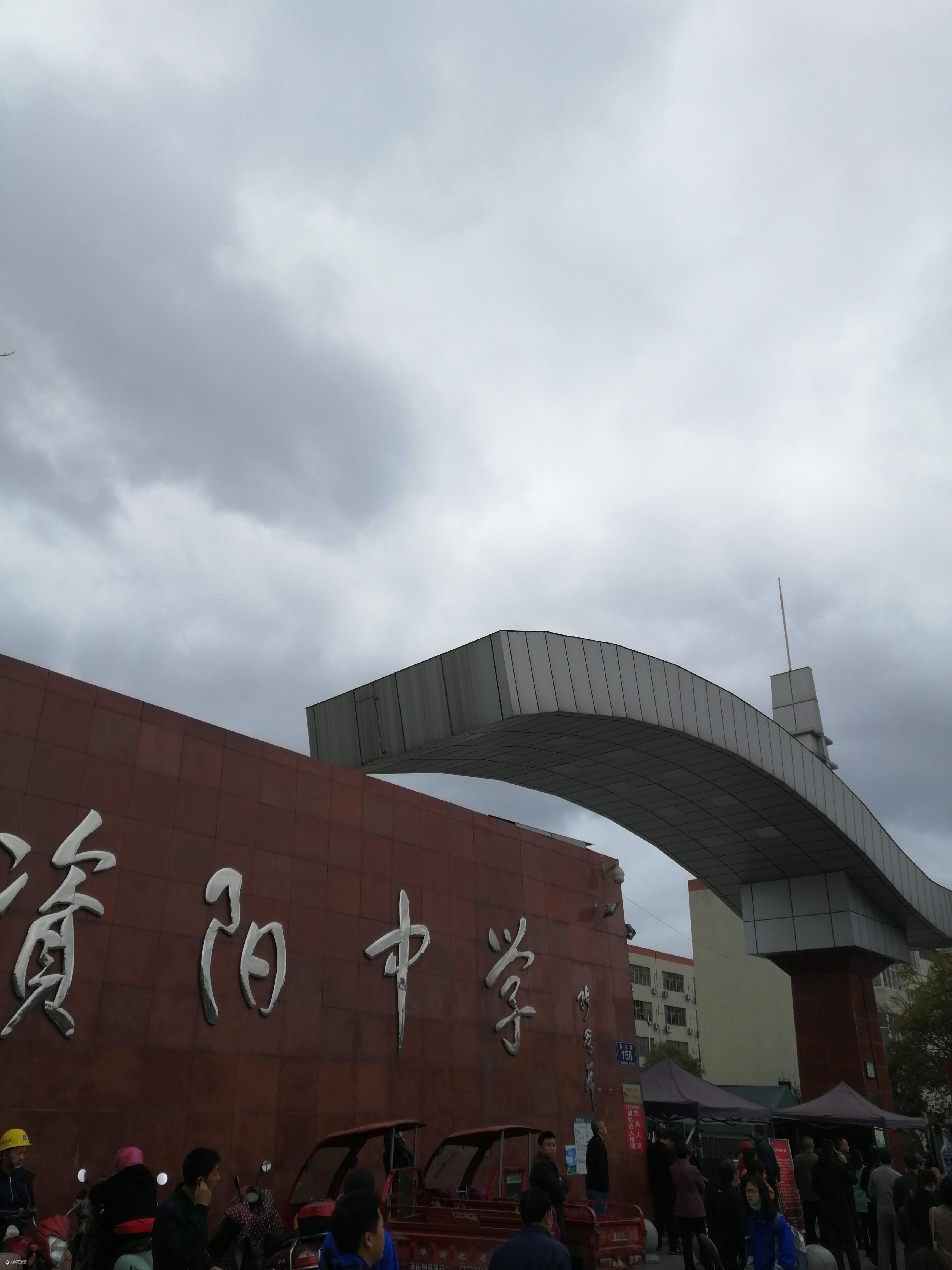 资阳中学放月假了,育才路较为堵车,请合理安排出行时间!