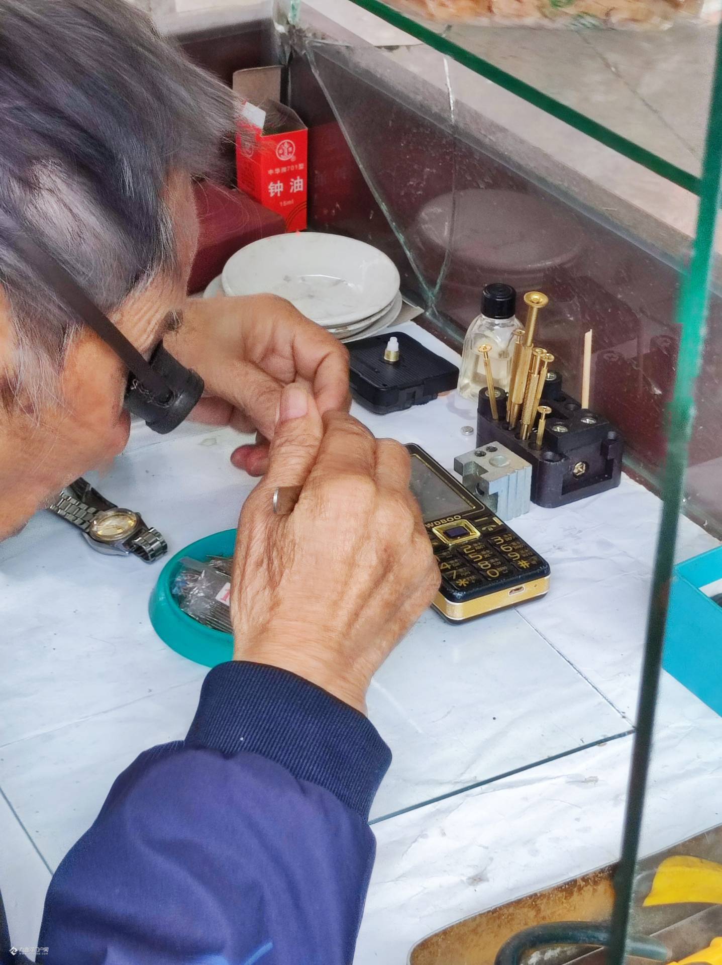 资阳街头发现一位钟表匠师傅还在仔仔细细的修表,这也是一个随着时间