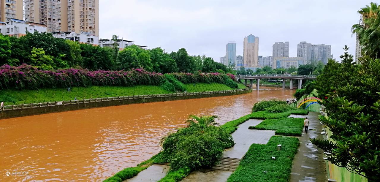 昨夜一场酣畅淋漓的大雨,涨水的资阳九曲河看上去更美更舒心!