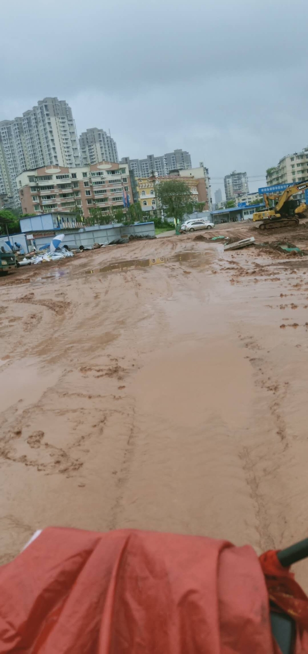 下雨天工地照片图片