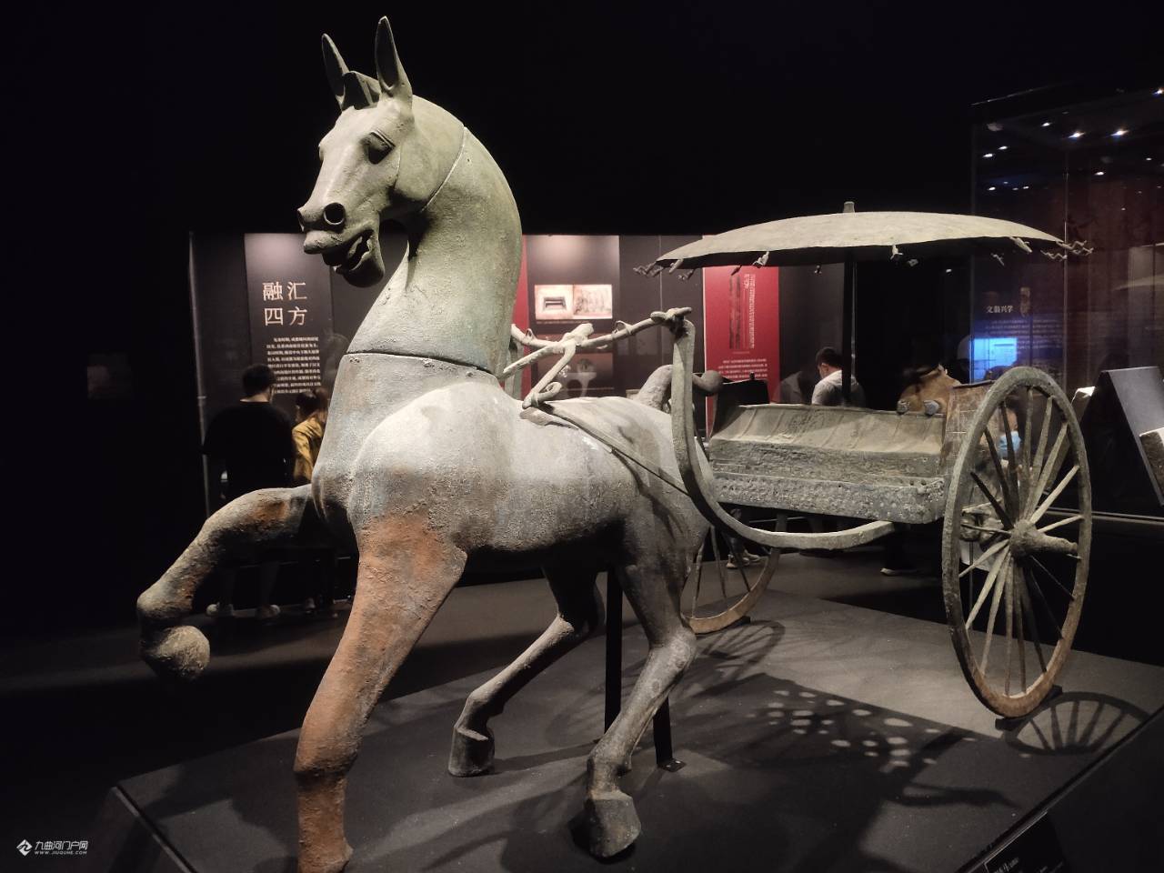 在成都博物馆看到了被誉为中国汉代第一车的资阳铜车马的复制品
