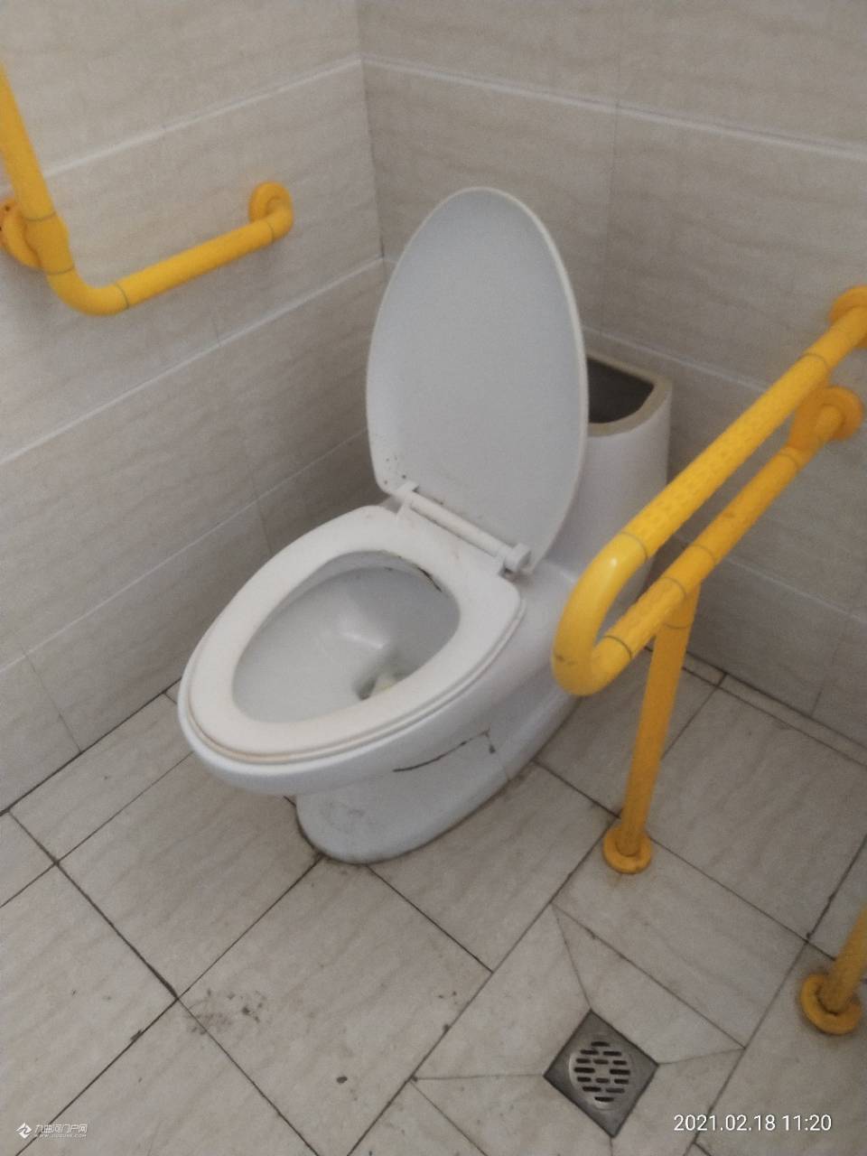 资阳市第一人民医院独立卫生间的马桶破破烂烂,甚至有些楼层的根本