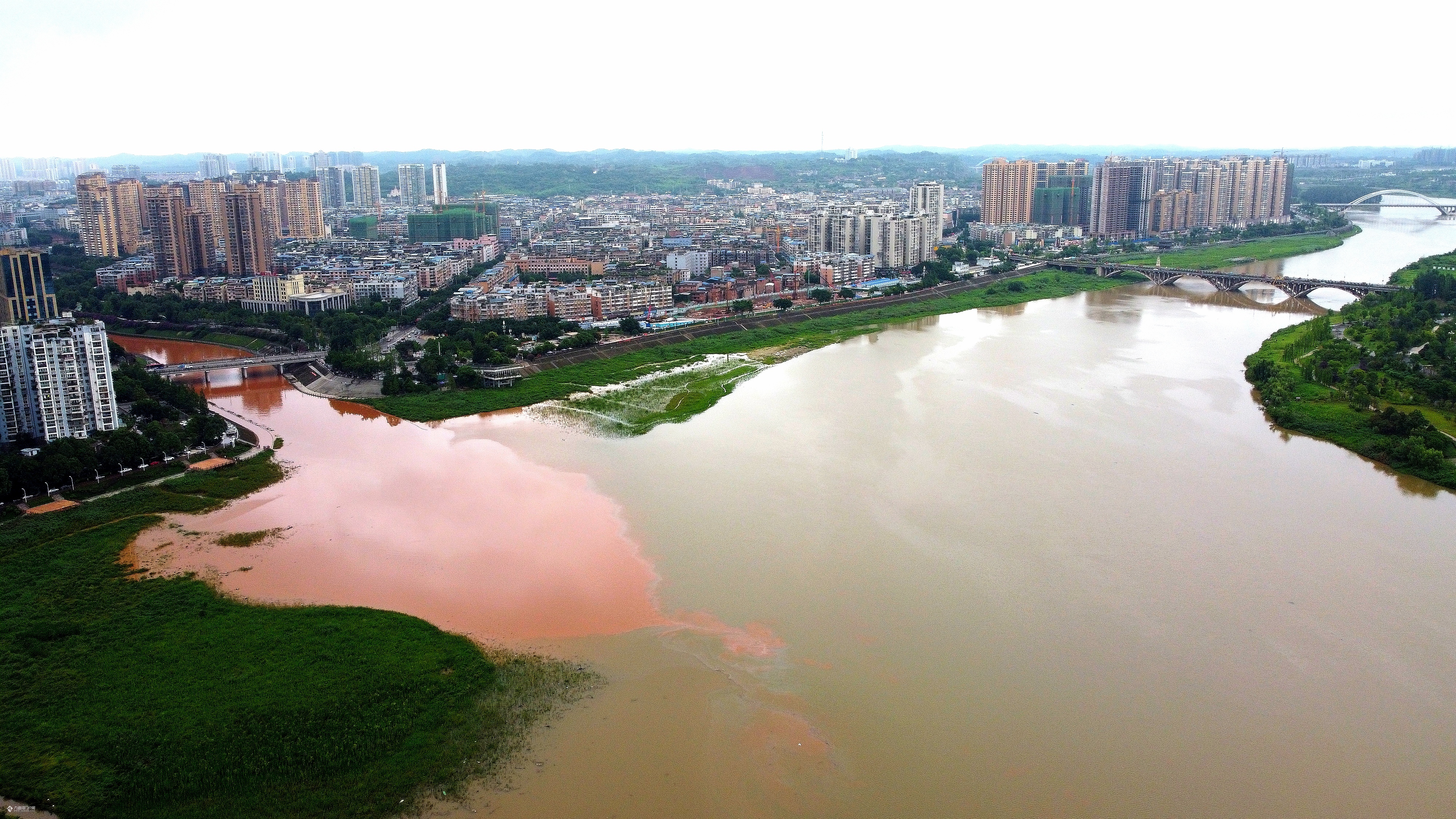 空中航拍资阳经过一夜的暴雨过后九曲河及沱江河水位上涨明显