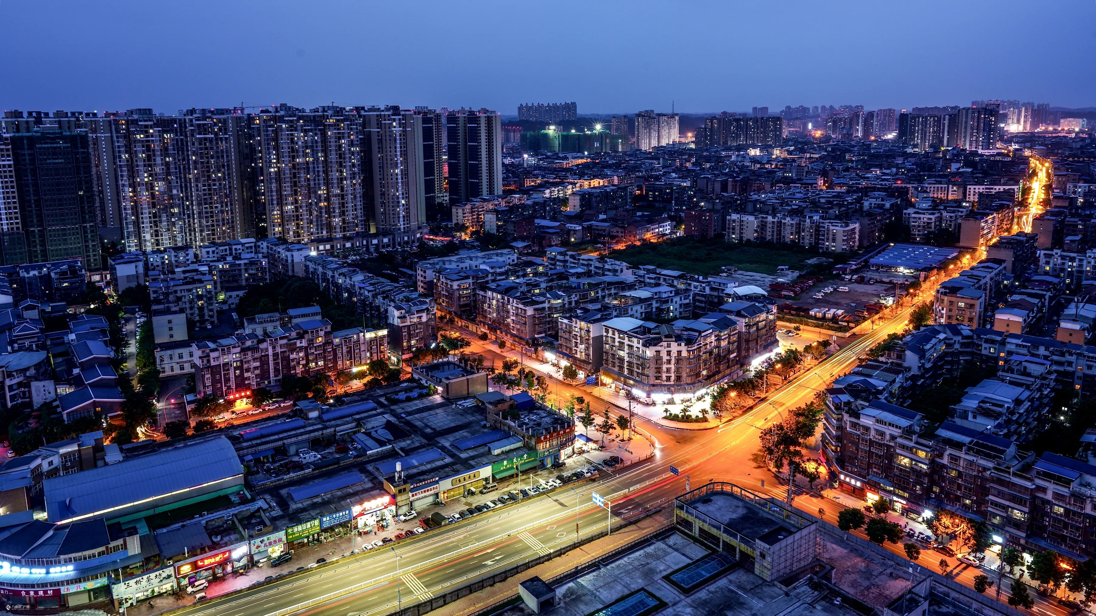 新买了相机跟随镜头来感受一下资阳沱东新区的城市缩影吧