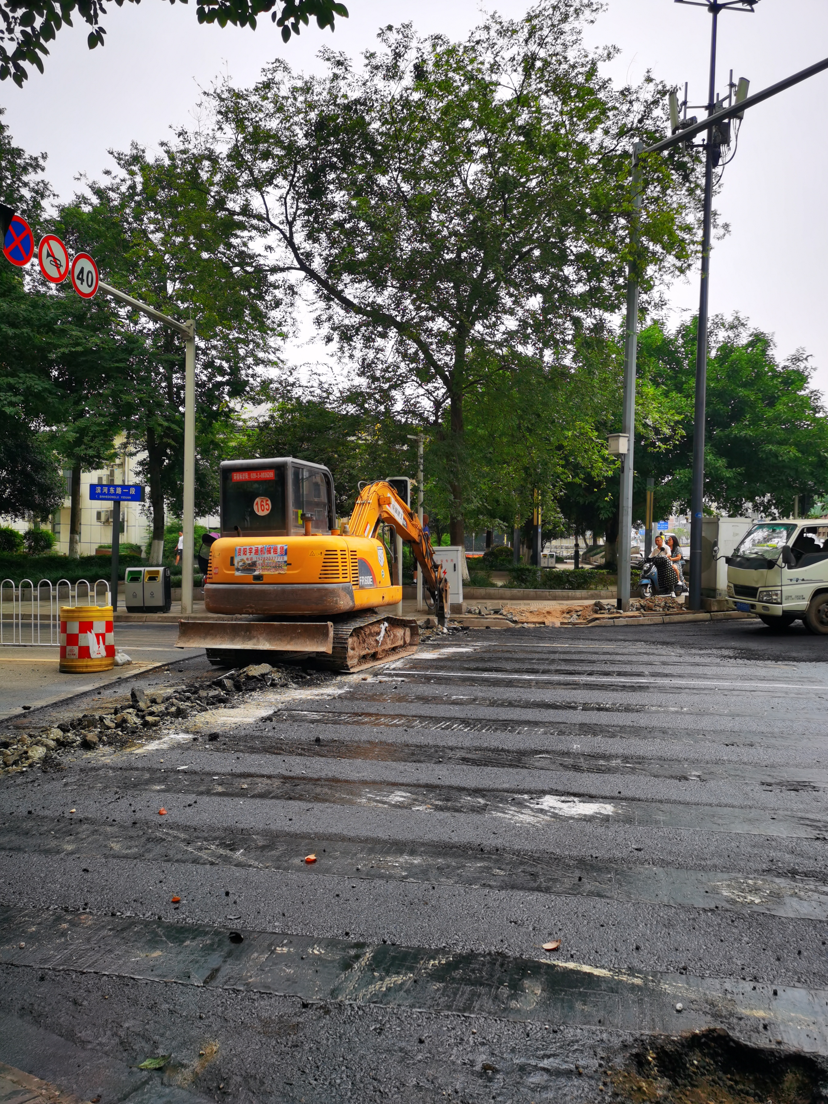 资阳梅西路口道路施工封闭过往车辆请注意绕行