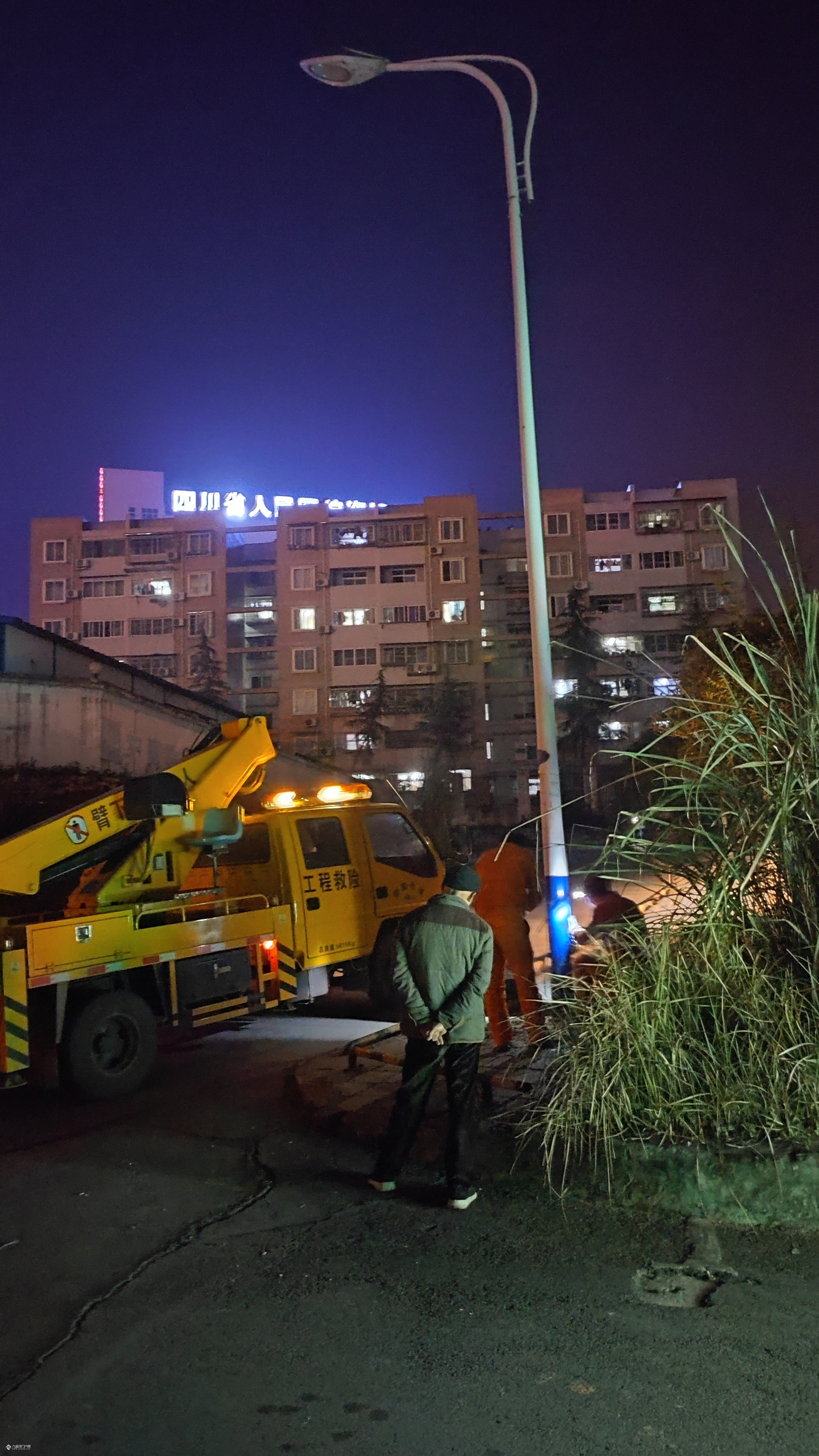 為了大家有明亮的路面工人師傅在加班中